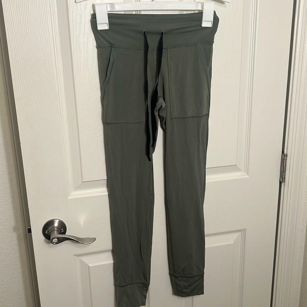 Aerie army green legging/workout pants with pockets and draw string